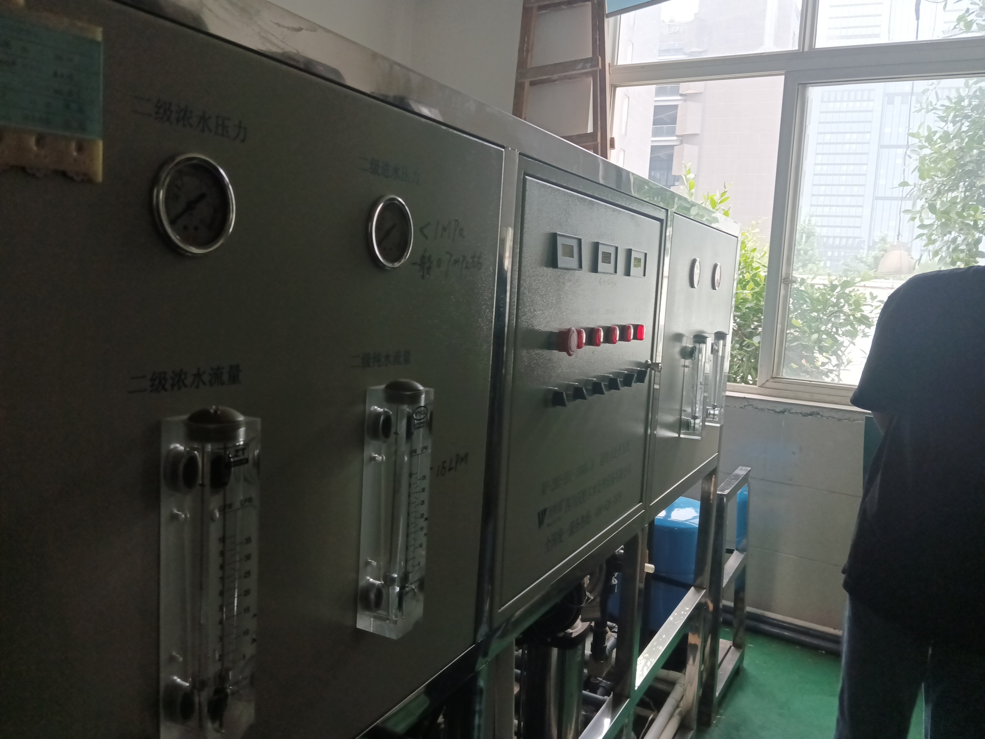 工業(yè)純水設備安裝現(xiàn)場